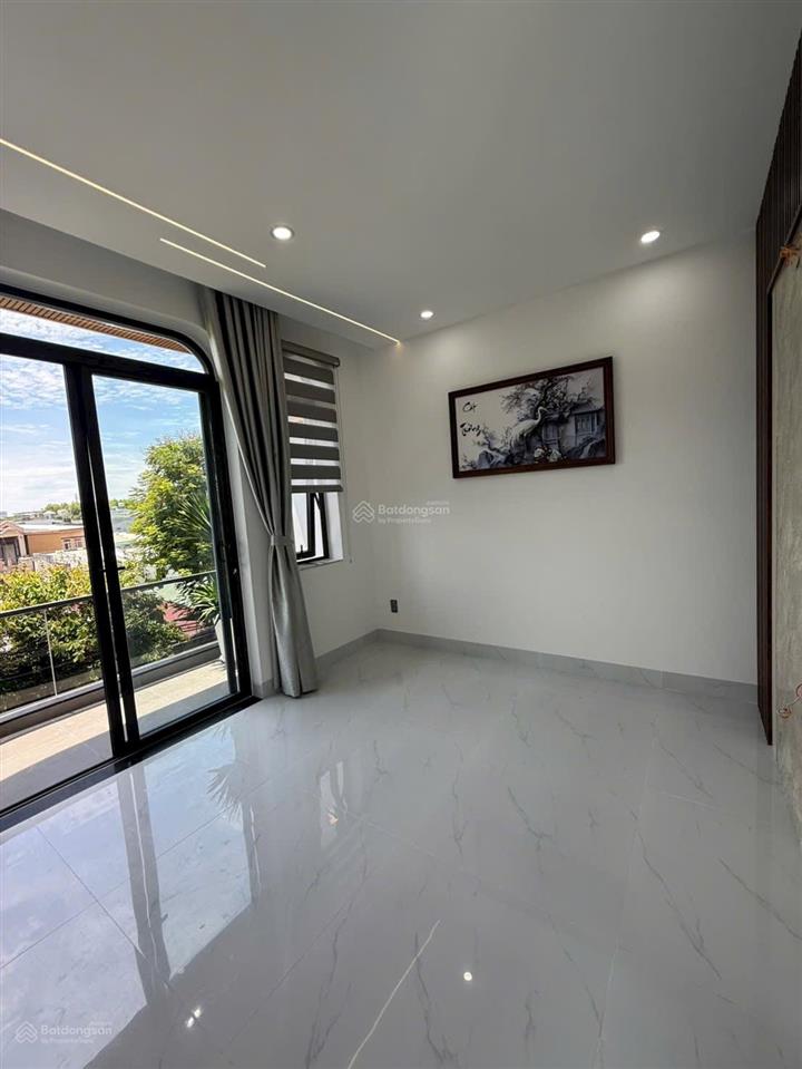 Nhà 3 tầng mặt tiền + kẹp kiệt bên hông nguyễn phước nguyên.
