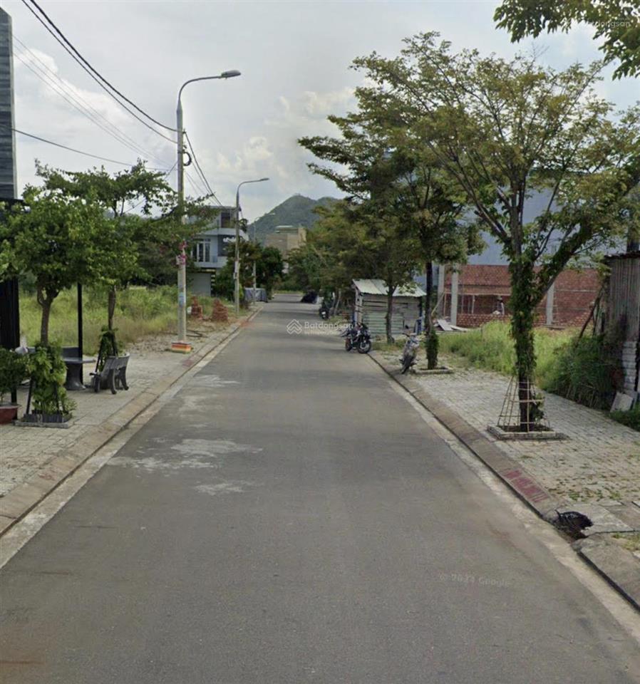 Đất đường 5m5 bàu mạc 20, cách biển nguyễn tất thành 500m. dt 92m2 ngang 5m. hướng tây bắc.
