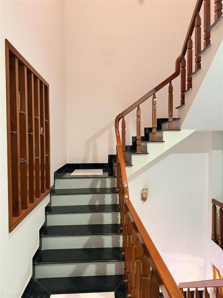 Nhà 3 tầng đường 10m5 huynh ngọc huệ . thanh khê  dt 100m2 ngang 5m  hướng tây nam