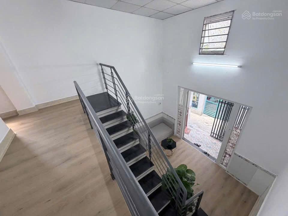 Nhà gác đúc kiệt trần cao vân. gần biển nguyễn tất thành. dt 45m2 ngang 4m3
