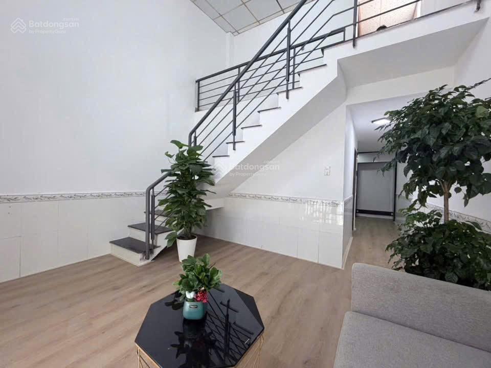 Nhà gác đúc kiệt trần cao vân. gần biển nguyễn tất thành. dt 45m2 ngang 4m3