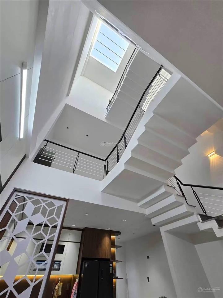 Nhà 3 tầng đường lê văn sỹ. dt 70m2 ngang 5m. gả nhanh 6,6 tỷ