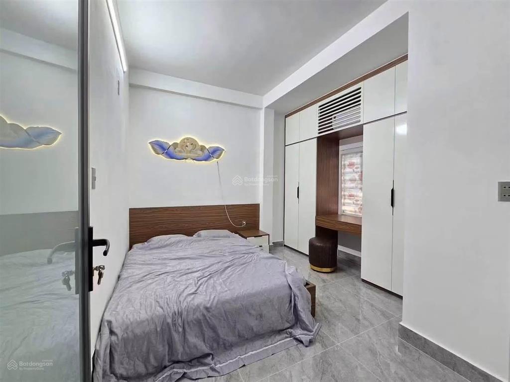 Nhà 3 tầng đường lê văn sỹ. dt 70m2 ngang 5m. gả nhanh 6,6 tỷ