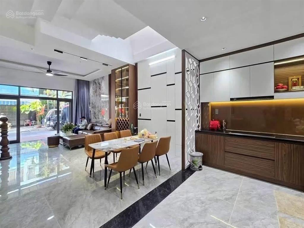 Nhà 3 tầng đường lê văn sỹ. dt 70m2 ngang 5m. gả nhanh 6,6 tỷ