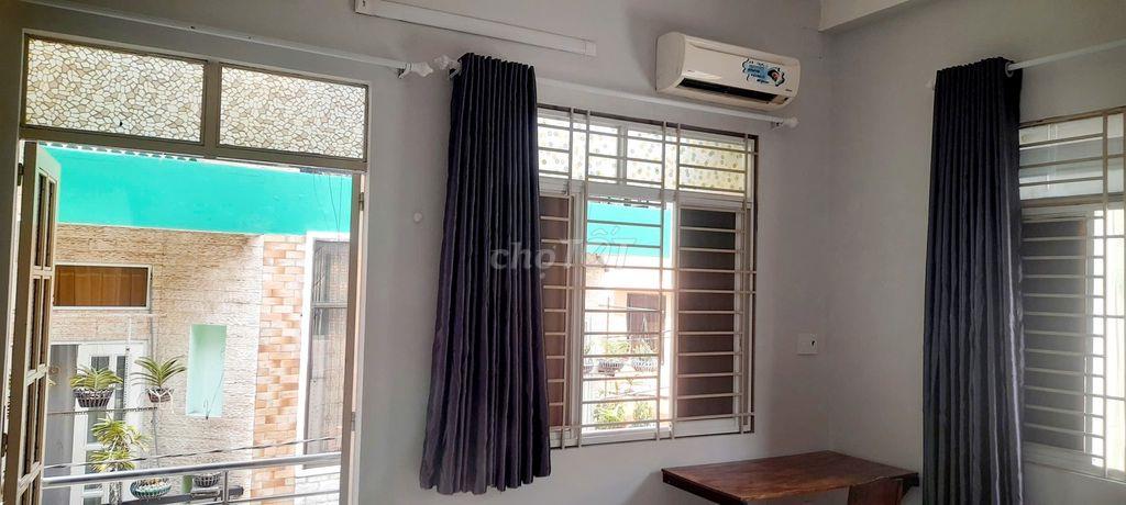 Phòng có ban công, lối đi riêng, giờ tự đó, máy lạnh -  XVNT, BT