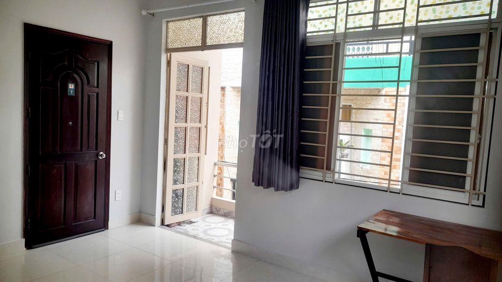 Phòng có ban công, lối đi riêng, giờ tự đó, máy lạnh -  XVNT, BT
