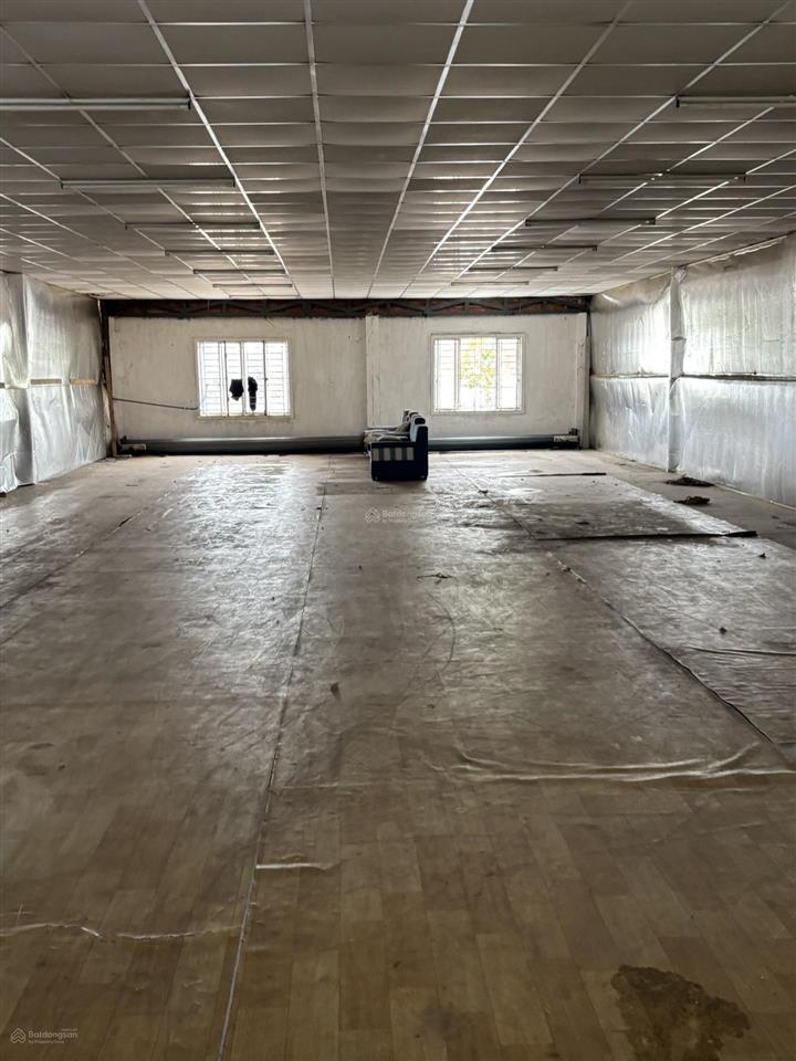 Cho thuê xưởng diện tích 800m2 giá 20tr gần cầu lớn hóc môn