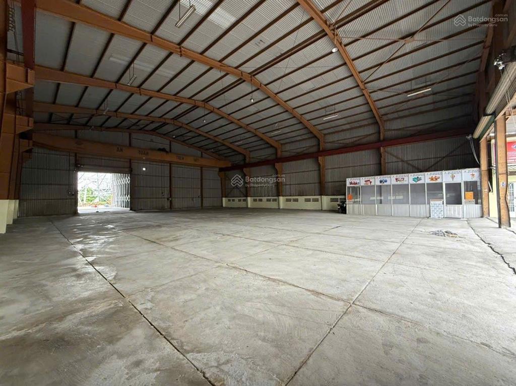 Cho thuê xưởng kv 2000m2, xd 1000m2, giá 130tr, trung mỹ tây, gần an sương