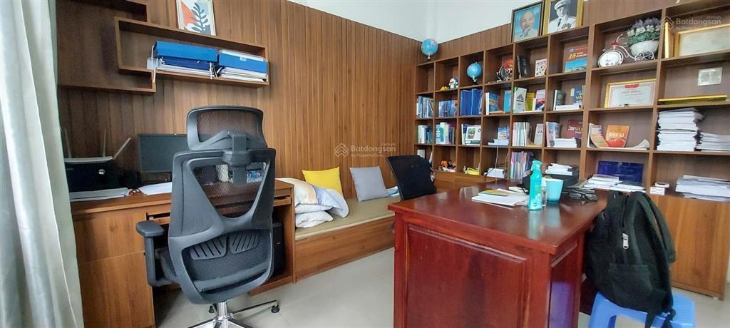 Cần bán gấp căn nhà ôm cua 2 mặt nội bộ ô tô sát lý thái tổ thông thoáng gần biển