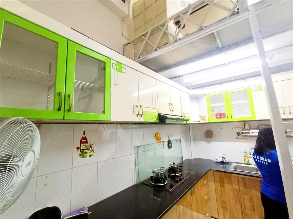 Phòng full nt, máy lạnh mới. bếp rộng, nvs riêng