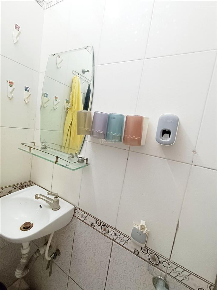 Phòng full nt, máy lạnh mới. bếp rộng, nvs riêng