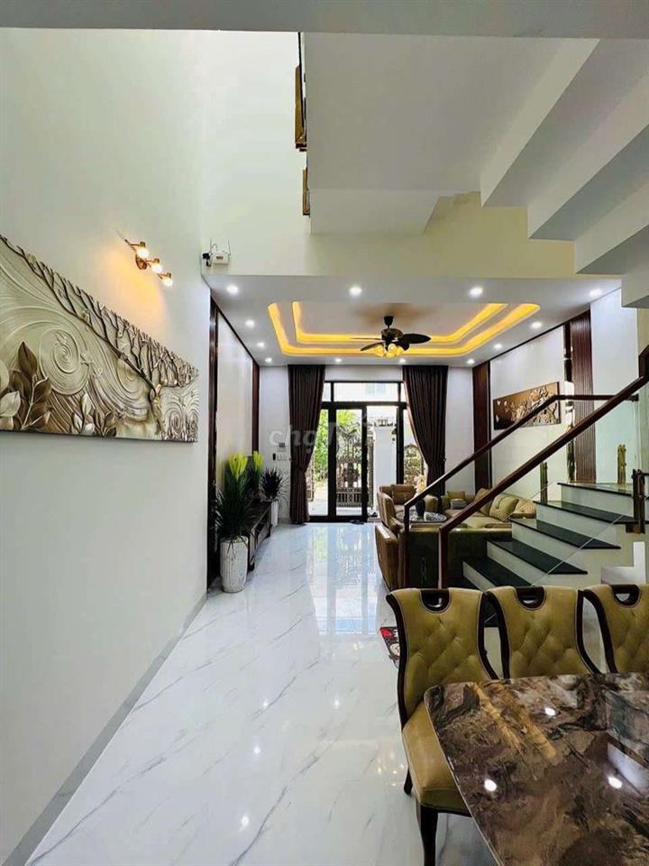 3-story house for rent, located on a 5.5m-wide street in Hoa Minh thuê