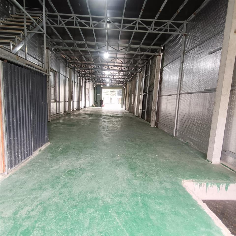 Cho thuê kho xưởng 400m tổng sử dụng với 2 mặt đường thoáng, rộng giá 18tr máy bay đỗ cửa chốt luôn