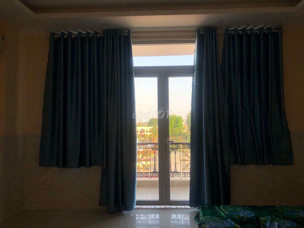 Phòng ban công, có sân rộng, siêu thoáng mát