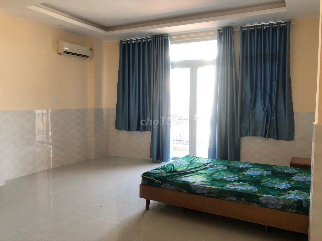 Phòng ban công, có sân rộng, siêu thoáng mát