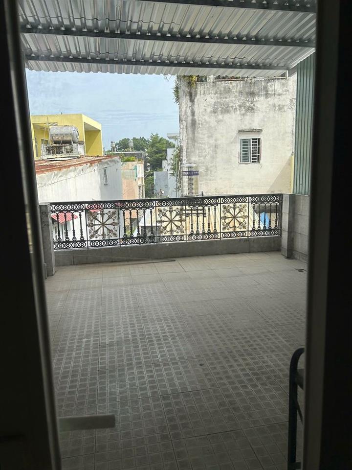 Phòng ban công, có sân rộng, siêu thoáng mát