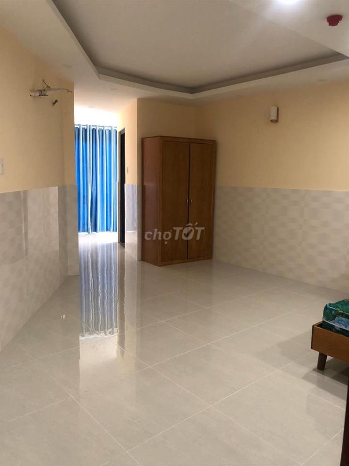 Phòng ban công, có sân rộng, siêu thoáng mát