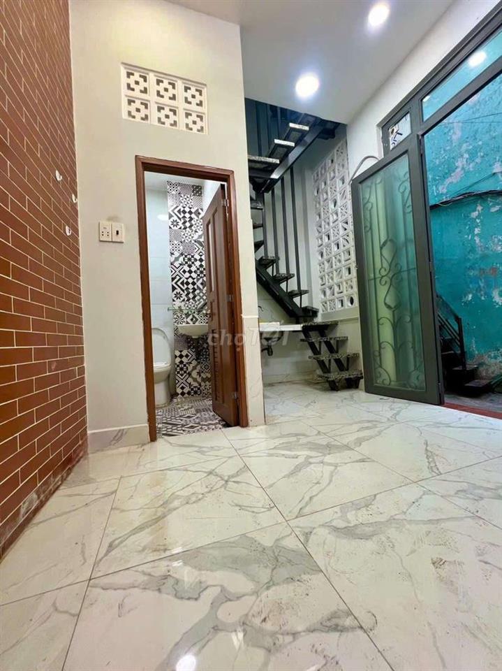 cần bán nhà full nội thất 1 trệt 2 lầu khu Ẩm Thực Vĩnh Khánh