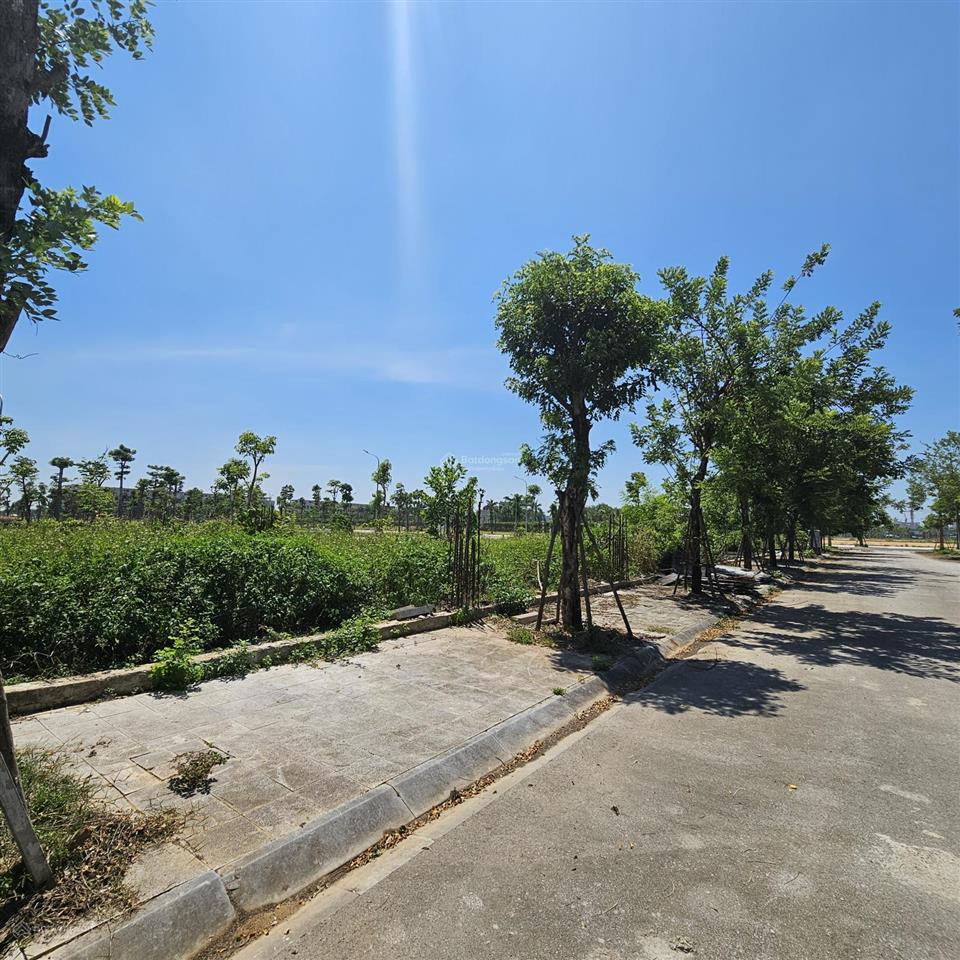 Chuyển nhượng 1 lô đất mặt tiền 6.25m vài bước ra tới hồ điều hòa, công viên sát đại lộ hùng vương