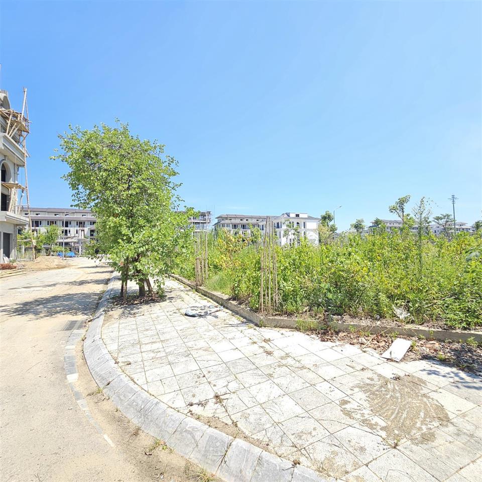 Chuyển nhượng 1 lô đất mặt tiền 6.25m vài bước ra tới hồ điều hòa, công viên sát đại lộ hùng vương