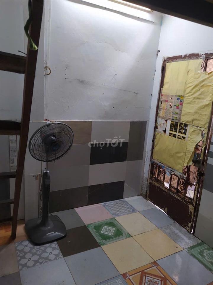 Phòng trọ 12m2 chung chủ, trệt, có gác, tolet trong phòng Q.Tân Phú