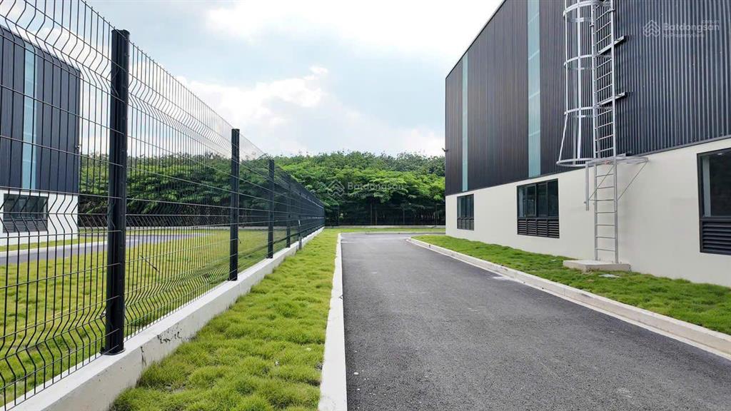 Bán đất kcn vsip 3  bình dương. bán đất xây nhà máy, kho xưởng diện tích 10ha (có bán lẻ từ 1ha)