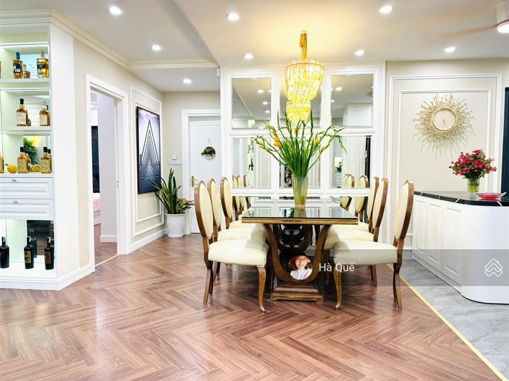 Giá cực tốt.. bán gấp căn hộ 3pn tòa w3 ban công đông nam giá nhỉnh 6xtr/m2  tại the wisteria