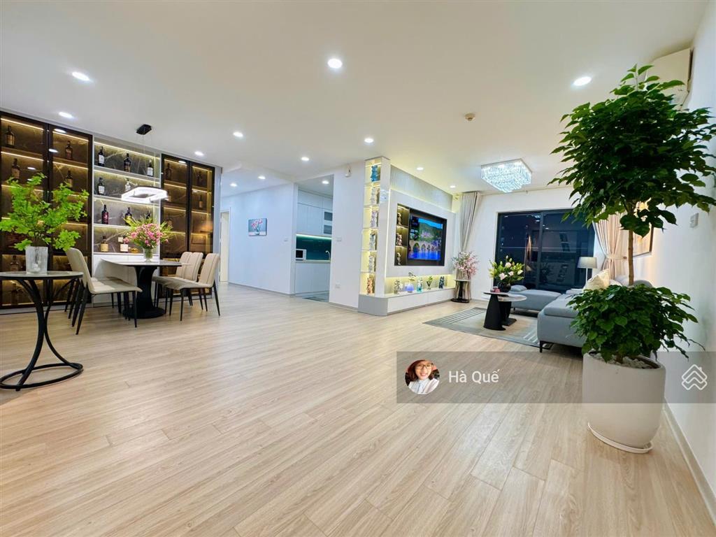 Giá cực tốt.. bán gấp căn hộ 3pn tòa w3 ban công đông nam giá nhỉnh 6xtr/m2  tại the wisteria