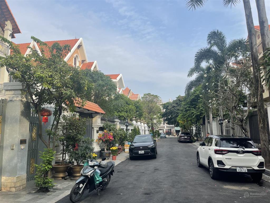 Bán biệt thự compound, hướng tây nam, 10.5 x 28. xây 3 tầng , ra đường trần não 200m. giá 58 tỷ