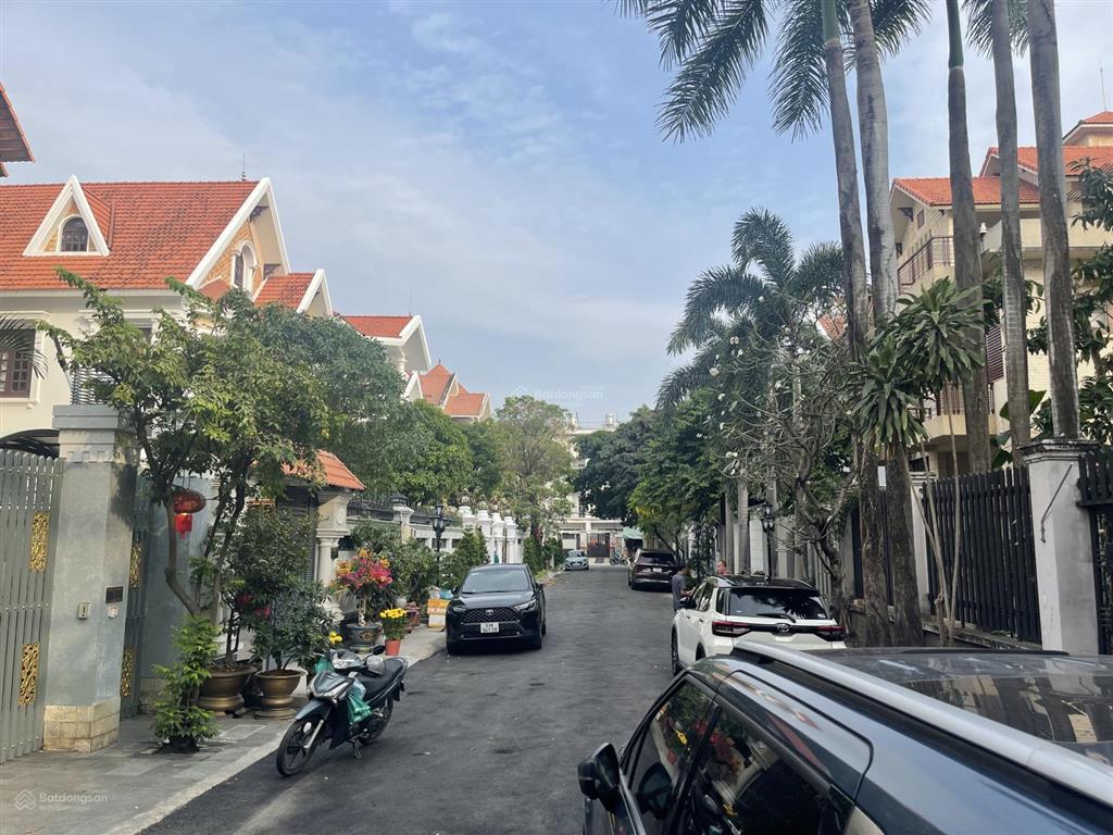 Bán biệt thự compound, hướng tây nam, 10.5 x 28. xây 3 tầng , ra đường trần não 200m. giá 58 tỷ