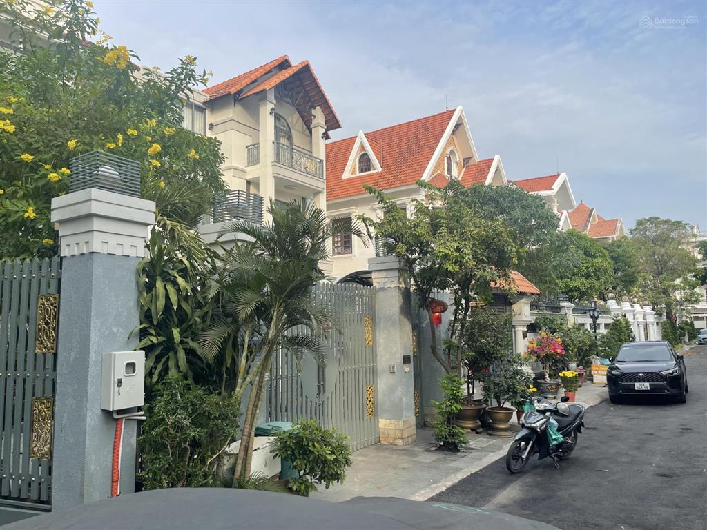 Bán biệt thự compound, hướng tây nam, 10.5 x 28. xây 3 tầng , ra đường trần não 200m. giá 58 tỷ