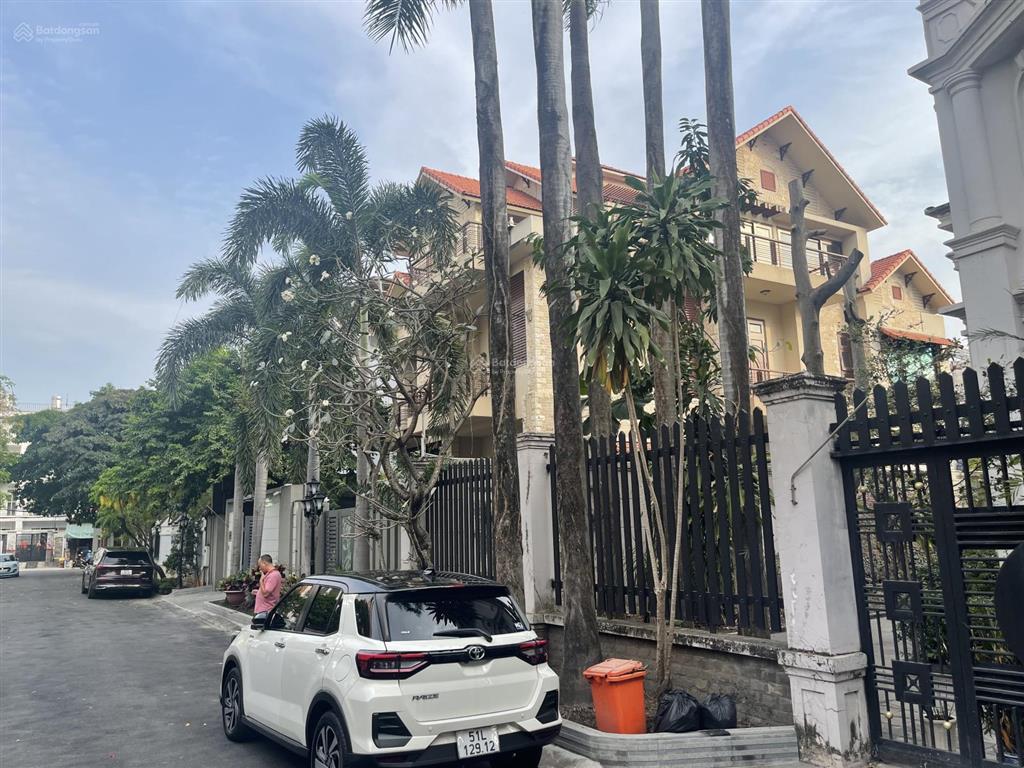 Bán biệt thự compound, hướng tây nam, 10.5 x 28. xây 3 tầng , ra đường trần não 200m. giá 58 tỷ