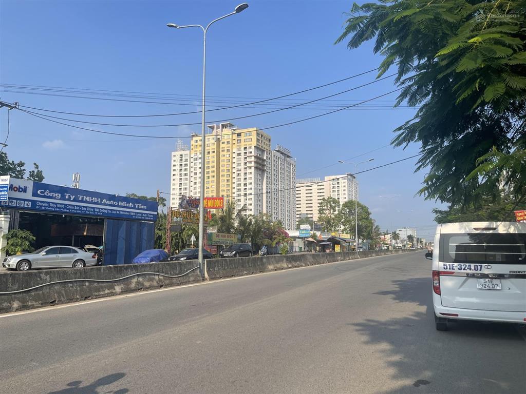 Cho thuê đất đường liên phường . lô góc 2 mặt tiền, dt 400m2. 20x20, giá 25tr/tháng