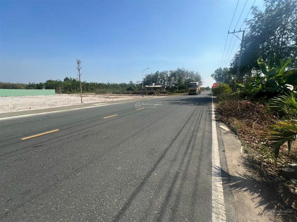 Còn lô chính chủ đường cao bá quát giá 850triệu,dt200m2 nằm ngay trung tâm chơn thành tp đồng nai.