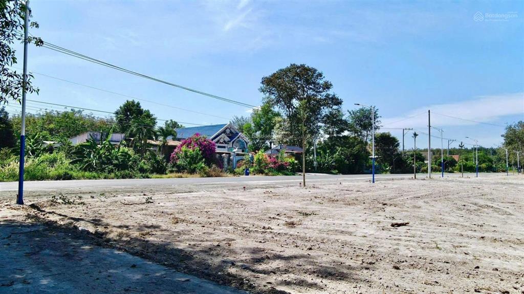 Gia đình cần tiền bán gấp đất thổ cư ngang 10m, mặt tiền đường nhựa 25m tthc chơn thành, sát ql13.