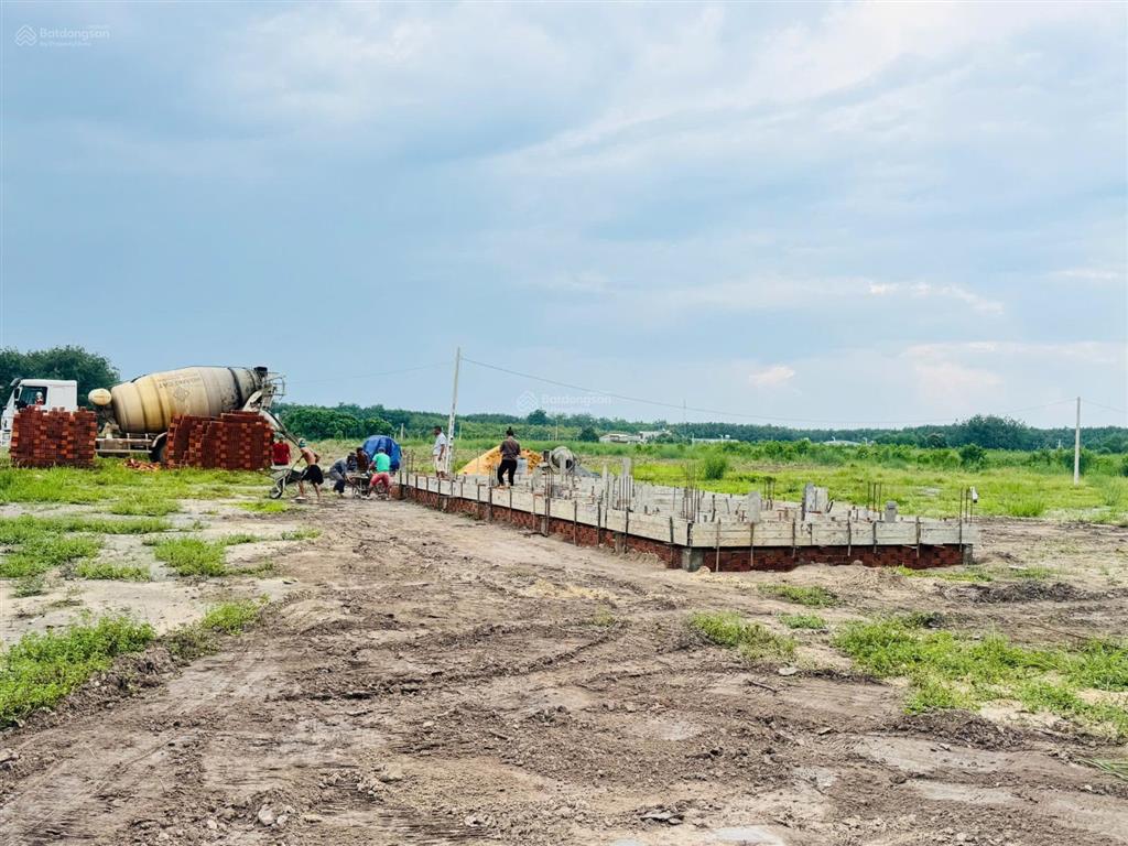 Lô đất 300m2 mặt tiền đường 18m, ngay trung tâm chơn thành tp. đồng nai giá chỉ 2,23 triệu/m2