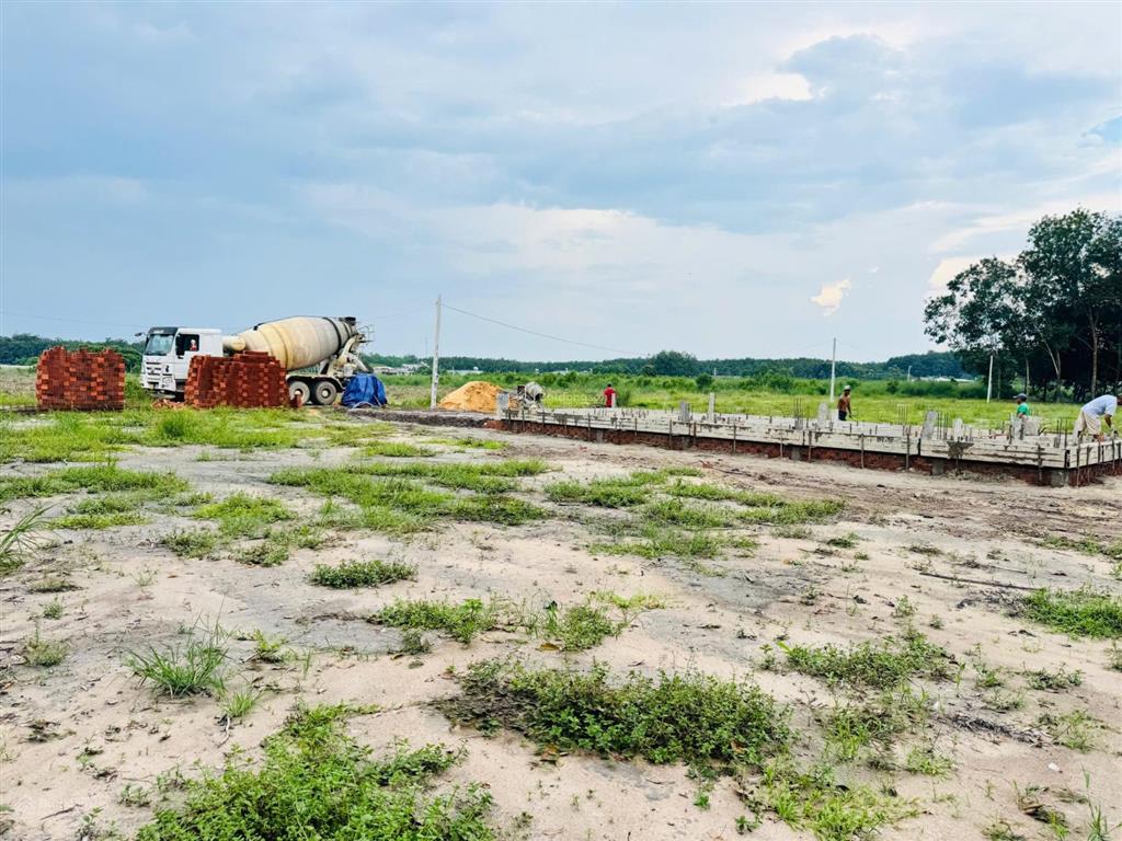 Cần tiền bán gấp lô đất mặt tiền 18m,đối diện trung tâm tdtt và chợ, phường chơn thanh giá 850triệu