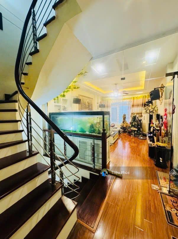 Chính chủ cần bán nhà nguyễn khang cầu giấy  45m2x5 tầng  mặt ngõ kinh doanh rộng 3m giá 288tr/m