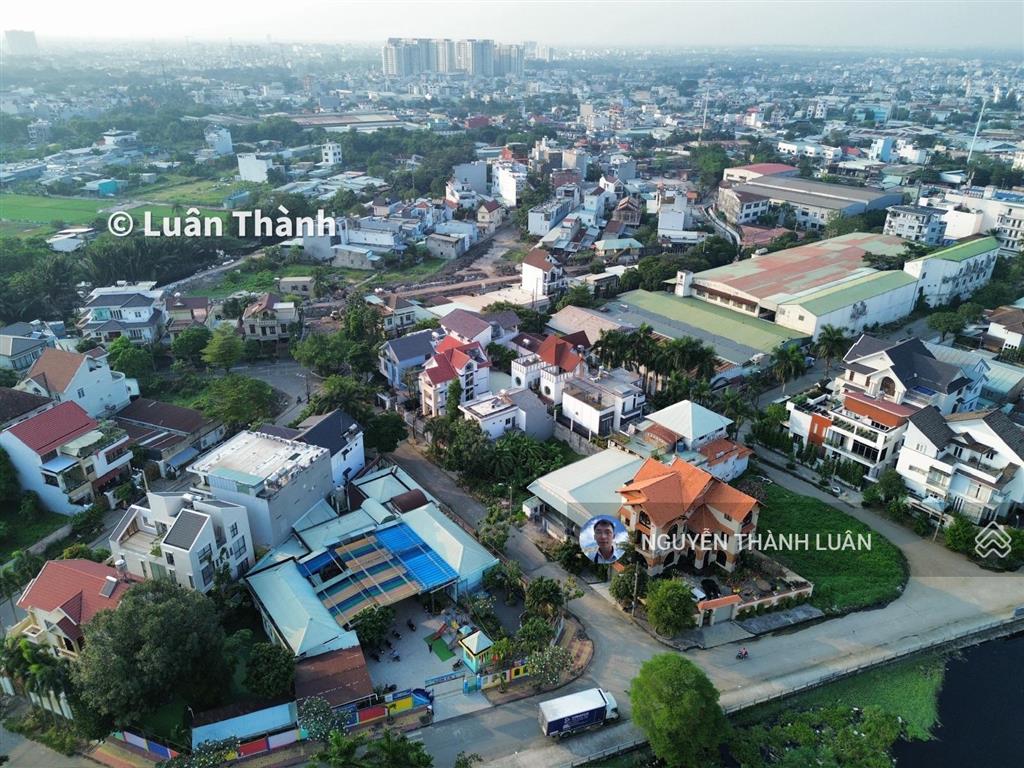 Biệt thự 356m  sử dụng 600m đất  gần kênh