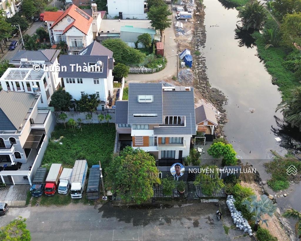 Biệt thự 356m  sử dụng 600m đất  gần kênh