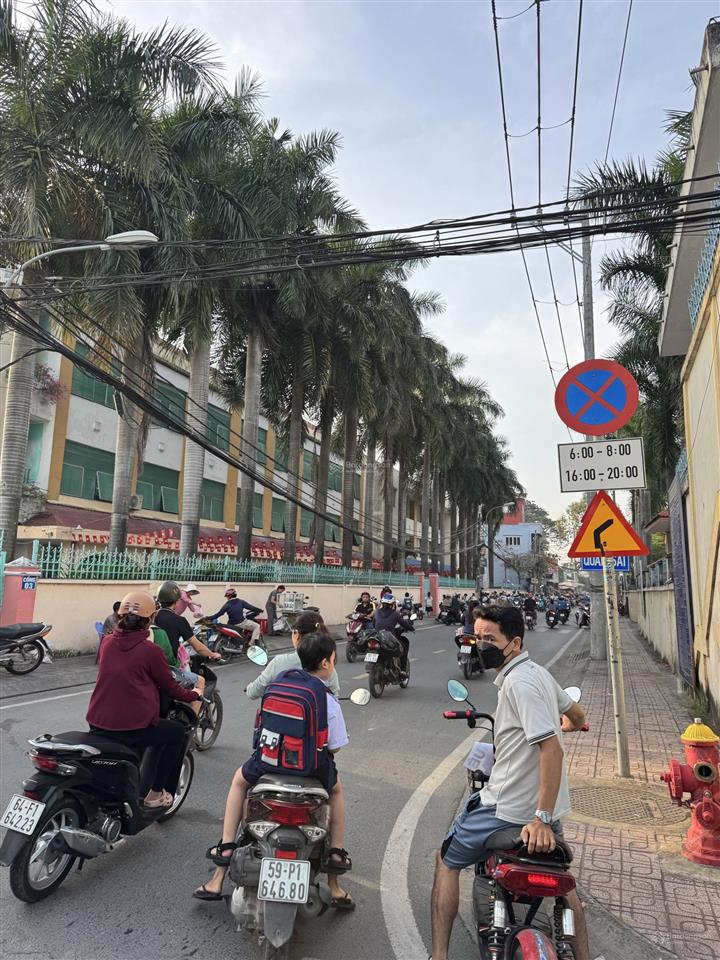 Nhà nát 1562m  ngay chợ hóc môn  2x tỷ