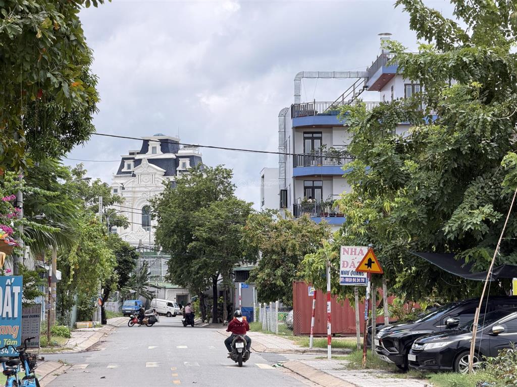 Mặt tiền ngay tô ký  700 m2  giá ngộp
