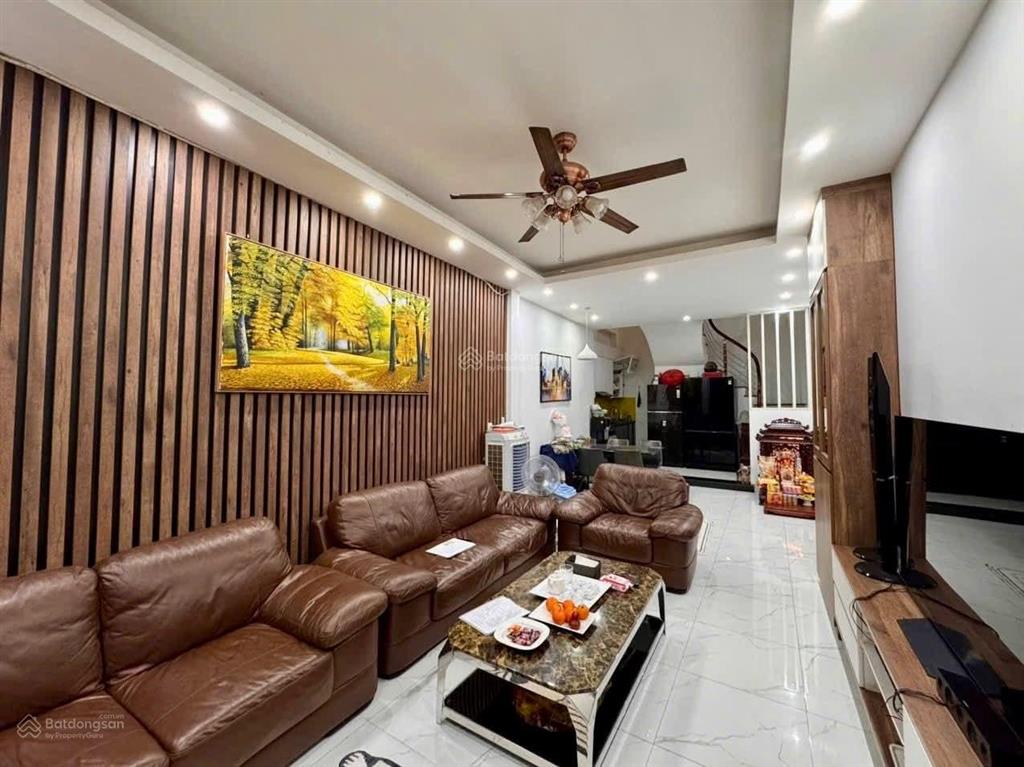 Bán nhà nguyễn văn huyên cạnh công viên nghĩa đô 36m 5 tầng sát phố kd 10 tỷ
