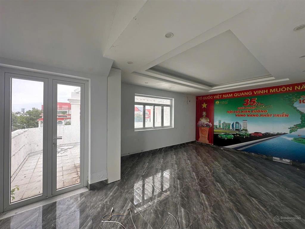 Cho thuê nhà 2 lầu 4pn mặt tiền lý thái tổ hưng phú cần thơ