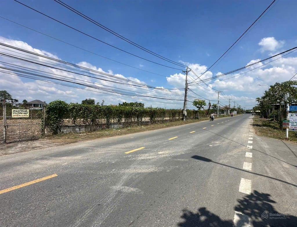 Giá bán cực rẻ chỉ có 1,550 tỷ, mặt tiền hương lộ 7. 30m mặt tiền, (ko tl), diện tích gần 300m2