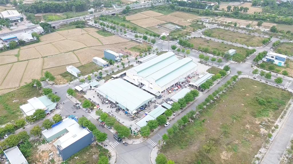 Lô đất mặt chợ chiên đàn 100m2  sẵn sổ công chứng (đối diện cổng chính)