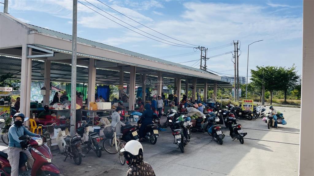 Lô đất mặt chợ chiên đàn 100m2  sẵn sổ công chứng (đối diện cổng chính)