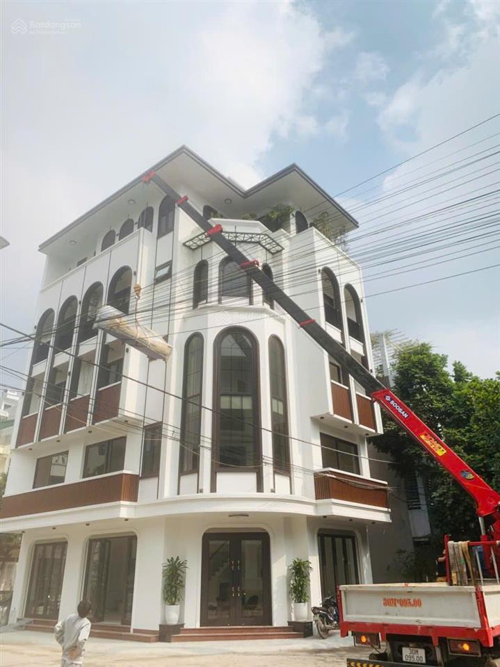 Cho thuê văn phòng 3 tầng nhà lô góc 100m2/sàn, nhà mới tinh, hoàn thiện full