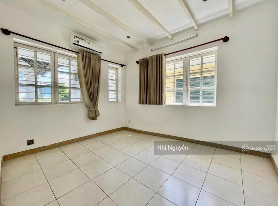 Cho thuê villa quận 2 200m2 4pn nội thất đầy đủ, vị trí thuận tiện,  xem nhà