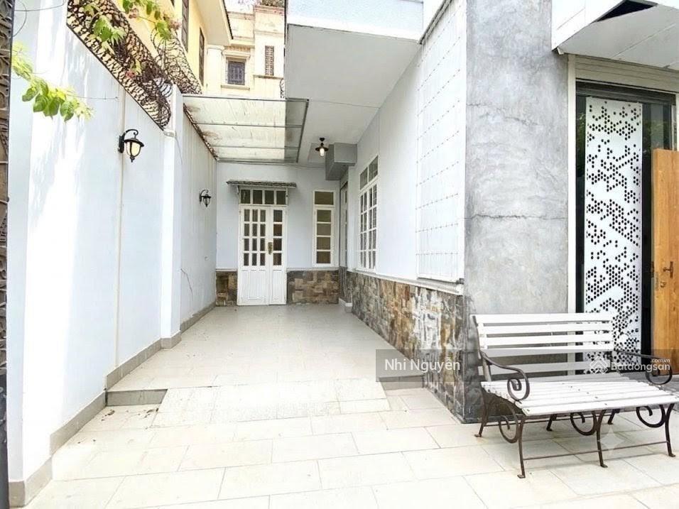 Cho thuê villa quận 2 200m2 4pn nội thất đầy đủ, vị trí thuận tiện,  xem nhà